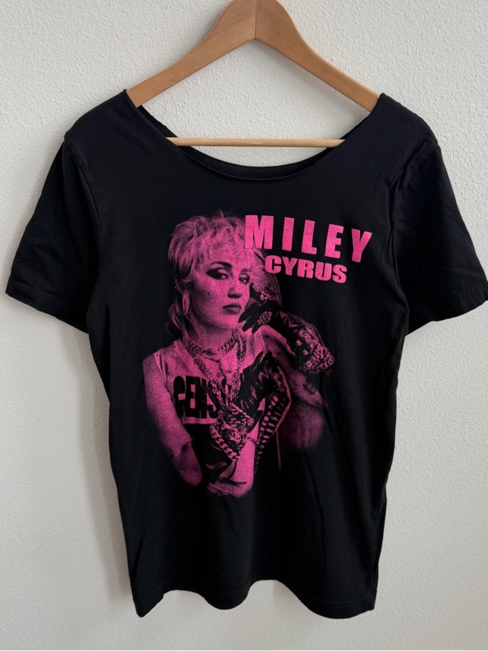 Miley Cyrus off-the-shoulder black graphic tee